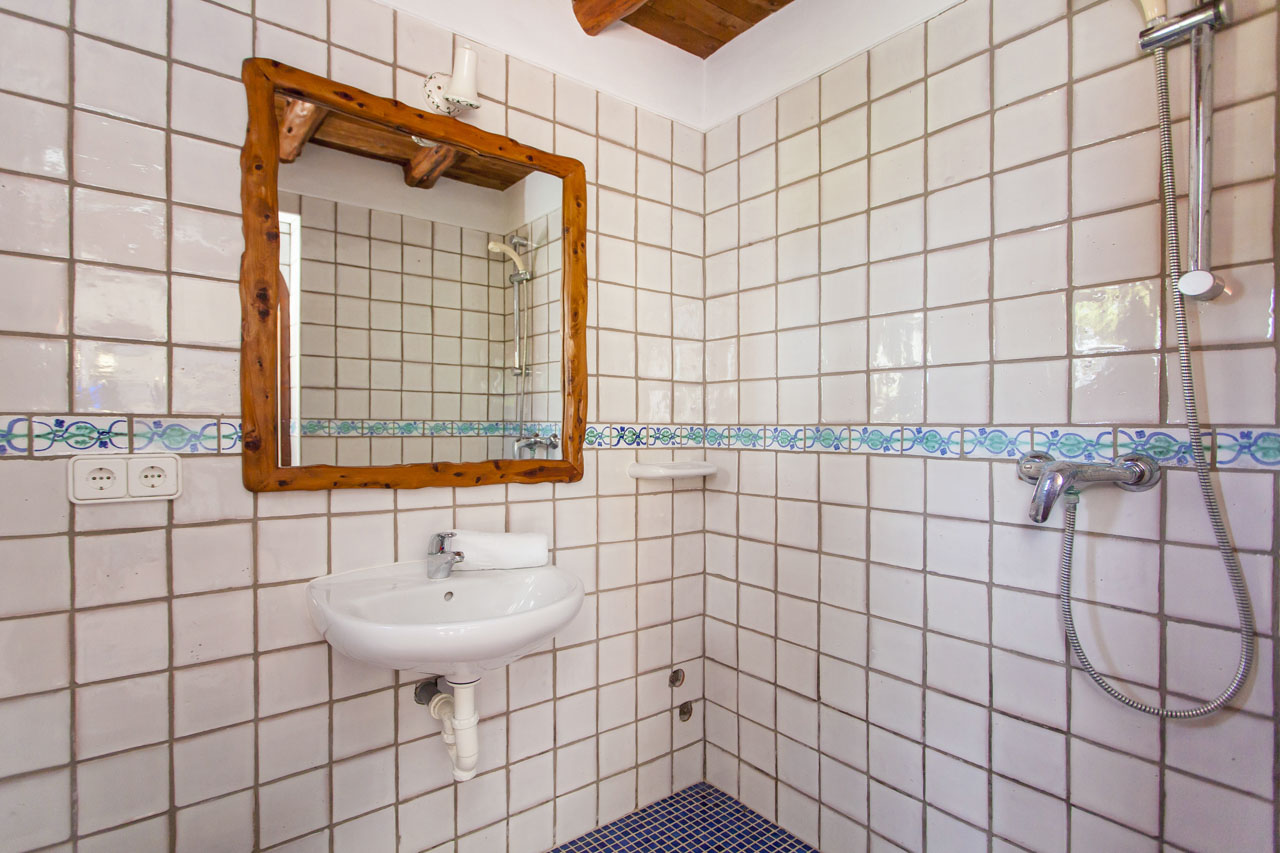 Bathroom with shower in the outside of the house for rent